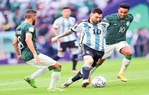 长春亚泰队启程出征青岛时，球迷用歌声为将士们送行